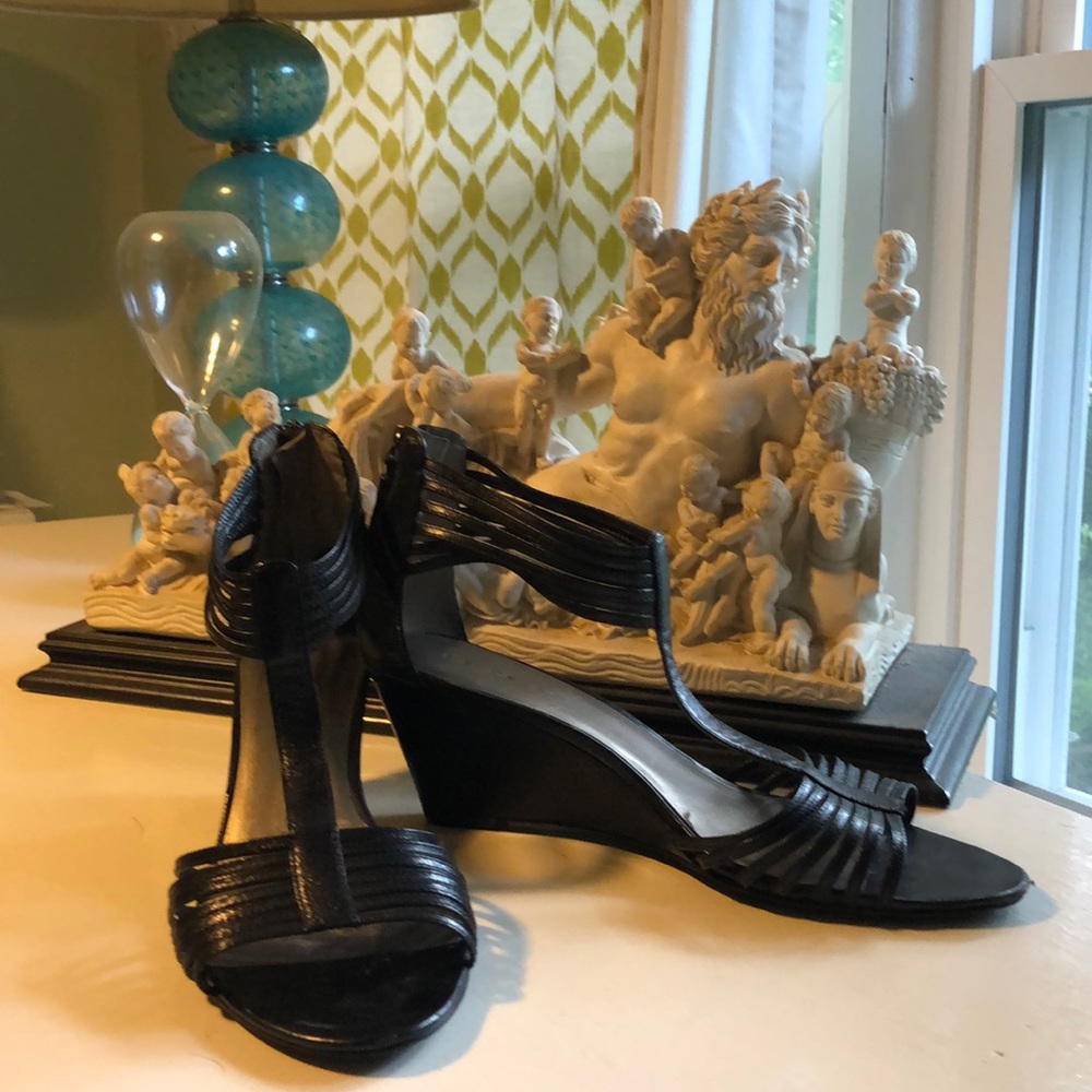 Bandolino black tstrap wedge leather sandals 9.5
